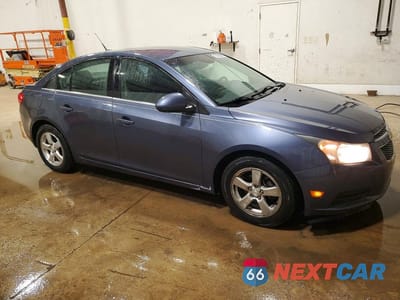 Czwarte zdjęcie samochodu z boku: 2013 CHEVROLET CRUZE LT VIN:1G1PC5SBXD7203677 - miniatura