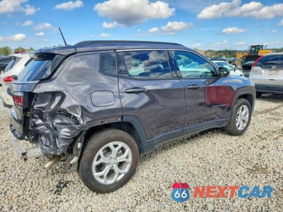 Trzecie zdjęcie samochodu z tyłu: 2024 JEEP COMPASS LATITUDE VIN:3C4NJDBN4RT149997 - miniatura