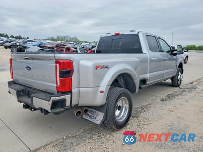 Czwarte zdjęcie samochodu z boku: 2023 FORD F350 SUPER DUTY VIN:1FT8W3DM4PEE02214 - miniatura