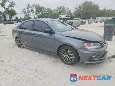 Czwarte zdjęcie samochodu z boku: 2018 VOLKSWAGEN JETTA SE VIN:3VWDB7AJ3JM222989 - miniatura