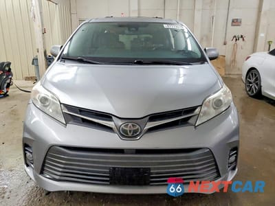 Piąte zdjęcie samochodu w środku: 2018 TOYOTA SIENNA XLE 8-PASSENGER VIN:5TDYZ3DC0JS913855 - miniatura