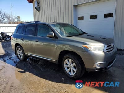 Czwarte zdjęcie samochodu z boku: 2011 TOYOTA HIGHLANDER BASE VIN:5TDBK3EH4BS077652 - miniatura