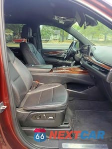 Piąte zdjęcie samochodu w środku: 2023 CADILLAC ESCALADE LUXURY VIN:1GYS3AKLXPR190547 - miniatura