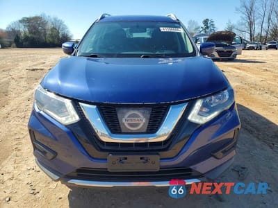 Piąte zdjęcie samochodu w środku: 2017 NISSAN ROGUE SV VIN:KNMAT2MVXHP584682 - miniatura
