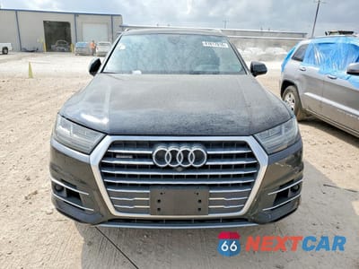Piąte zdjęcie samochodu w środku: 2019 AUDI Q7 PRESTIGE VIN:WA1VAAF70KD007467 - miniatura