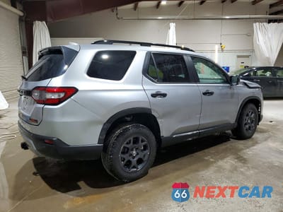 Trzecie zdjęcie samochodu z tyłu: 2025 HONDA PILOT TRAILSPORT VIN:5FNYG1H6XSB052897 - miniatura