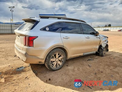 Trzecie zdjęcie samochodu z tyłu: 2022 KIA SORENTO X-LINE S VIN:5XYRLDLC6NG077713 - miniatura