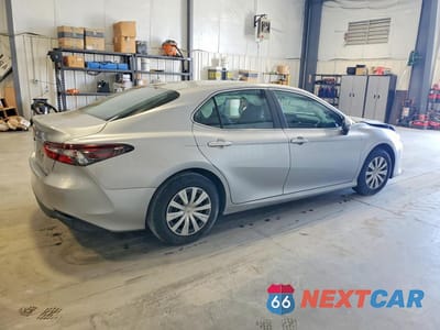 Trzecie zdjęcie samochodu z tyłu: 2022 TOYOTA CAMRY HYBRID LE VIN:4T1C31AKXNU577544 - miniatura