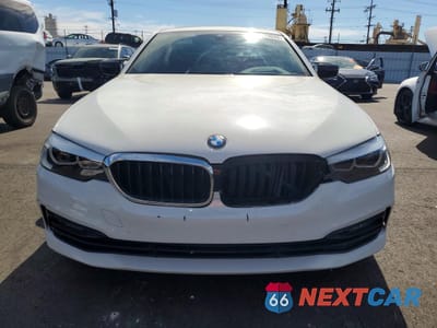 Piąte zdjęcie samochodu w środku: 2022 BMW M550XI VIN:WBA13BK06NCJ61900 - miniatura