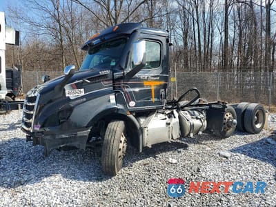 Drugie zdjęcie samochodu z przodu: 2022 FREIGHTLINER CASCADIA 116 TRUCK CAB AND CHASSIS VIN:1FUJHTDV3NLNA0233 - miniatura