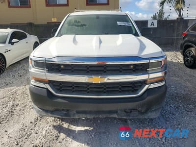 Piąte zdjęcie samochodu w środku: 2018 CHEVROLET SILVERADO K1500 VIN:1GCVKNEH7JZ369723 - miniatura