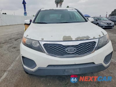 Piąte zdjęcie samochodu w środku: 2013 KIA SORENTO LX VIN:5XYKTDA29DG403076 - miniatura