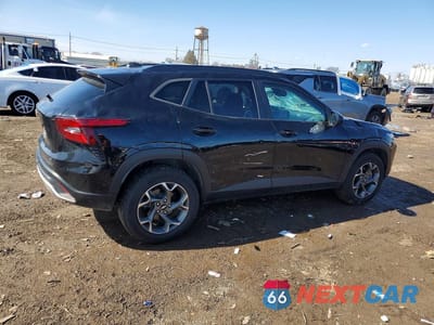 Trzecie zdjęcie samochodu z tyłu: 2024 CHEVROLET TRAX 1LT VIN:KL77LHE28RC006443 - miniatura