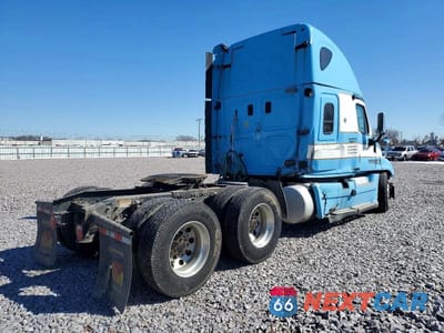 Czwarte zdjęcie samochodu z boku: 2013 FREIGHTLINER CASCADIA SEMI TRUCK VIN:1FUJGLDR5DLBA7177 - miniatura