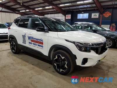 Czwarte zdjęcie samochodu z boku: 2025 KIA SELTOS S VIN:KNDEUCAA4S7736601 - miniatura