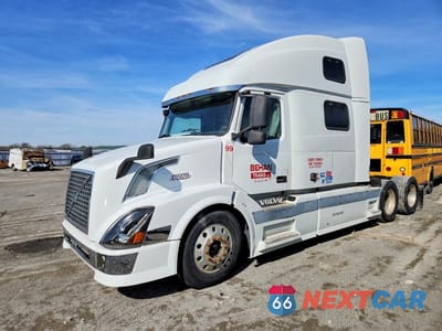Drugie zdjęcie samochodu z przodu: 2003 VOLVO VNL SEMI TRUCK VIN:4V4NC9TJX3N341861 - miniatura