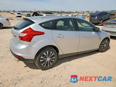 Trzecie zdjęcie samochodu z tyłu: 2012 FORD FOCUS SE VIN:1FAHP3K26CL176347 - miniatura