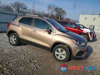 Czwarte zdjęcie samochodu z boku: 2018 CHEVROLET TRAX 1LT VIN:3GNCJPSB0JL331416 - miniatura