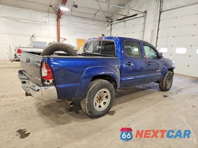 Trzecie zdjęcie samochodu z tyłu: 2015 TOYOTA TACOMA V6 VIN:3TMLU4EN0FM189946 - miniatura