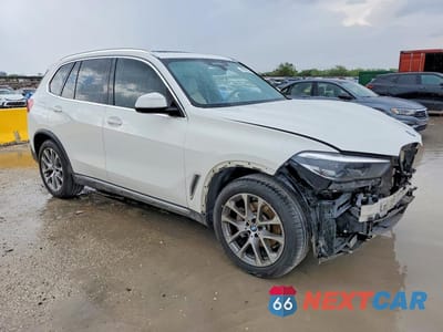 Czwarte zdjęcie samochodu z boku: 2020 BMW X5 XDRIVE40I VIN:5UXCR6C03L9B45519 - miniatura