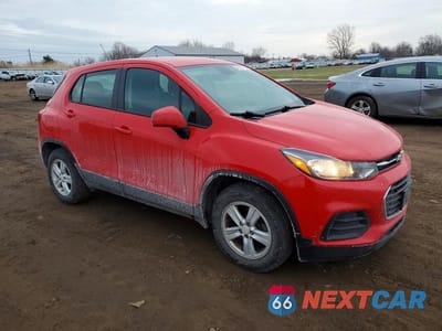 Czwarte zdjęcie samochodu z boku: 2020 CHEVROLET TRAX LS VIN:KL7CJKSBXLB353842 - miniatura