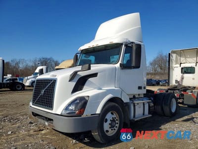 Drugie zdjęcie samochodu z przodu: 2016 VOLVO VNL SEMI TRUCK VIN:4V4N39TG0GN965520 - miniatura