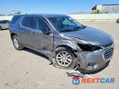 Czwarte zdjęcie samochodu z boku: 2021 CHEVROLET TRAVERSE LS VIN:1GNERFKW1MJ174831 - miniatura