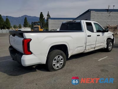 Trzecie zdjęcie samochodu z tyłu: 2023 TOYOTA TUNDRA SR VIN:5TFKB5CD8PX001610 - miniatura