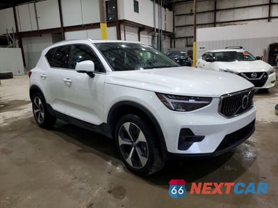 Czwarte zdjęcie samochodu z boku: 2025 VOLVO XC40 PLUS VIN:YV4L12UE5S2589790 - miniatura
