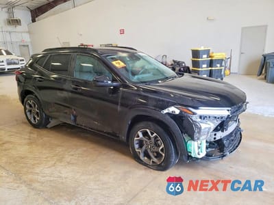 Czwarte zdjęcie samochodu z boku: 2025 CHEVROLET TRAX 1LT VIN:KL77LHEP2SC259727 - miniatura