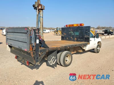 Trzecie zdjęcie samochodu z tyłu: 2007 CHEVROLET SILVERADO FLATBED TRUCK VIN:1GBJC34K27E560855 - miniatura