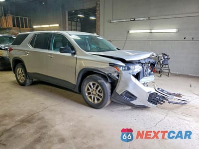 Czwarte zdjęcie samochodu z boku: 2019 CHEVROLET TRAVERSE LS VIN:1GNEVFKW1KJ290975 - miniatura