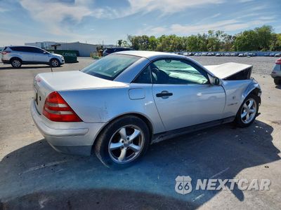 Trzecie zdjęcie samochodu z tyłu: 1999 MERCEDES-BENZ SLK 230 KOMPRESSOR VIN:WDBKK47F9XF101449 - miniatura