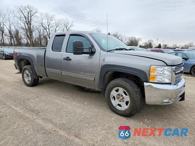 Czwarte zdjęcie samochodu z boku: 2013 CHEVROLET SILVERADO K1500 LT VIN:1GCRKSE70DZ104525 - miniatura