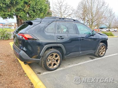 Trzecie zdjęcie samochodu z tyłu: 2024 TOYOTA RAV4 HYBRID WOODLAND EDITION VIN:2T3UWRFV0RW226345 - miniatura