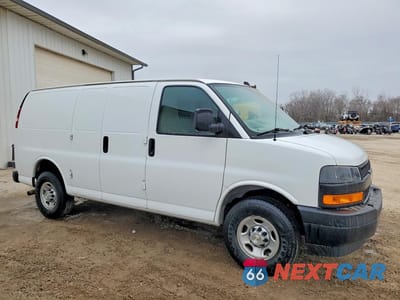 Czwarte zdjęcie samochodu z boku: 2021 CHEVROLET EXPRESS 2500 CARGO UTILITY / SERVICE VAN VIN:1GCWGAFP2M1259539 - miniatura