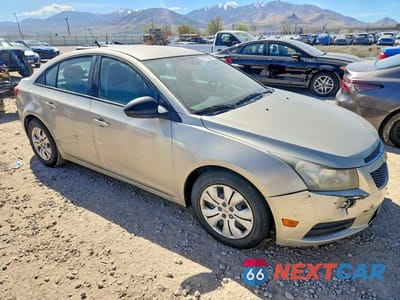 Czwarte zdjęcie samochodu z boku: 2013 CHEVROLET CRUZE LS VIN:1G1PA5SG5D7320391 - miniatura