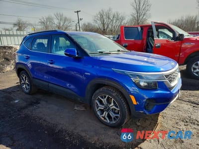 Czwarte zdjęcie samochodu z boku: 2021 KIA SELTOS EX VIN:KNDERCAA3M7117668 - miniatura