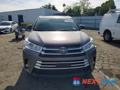 Piąte zdjęcie samochodu w środku: 2019 TOYOTA HIGHLANDER XLE VIN:5TDKZRFH5KS346951 - miniatura