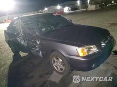 Czwarte zdjęcie samochodu z boku: 2002 HYUNDAI ACCENT VIN:KMHCG35C12U213978 - miniatura