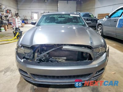 Piąte zdjęcie samochodu w środku: 2014 FORD MUSTANG VIN:1ZVBP8AM5E5256825 - miniatura