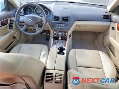 Zdjęcie 8 z 12 samochodu: 2011 MERCEDES-BENZ C 300 VIN:WDDGF5EB8BF638555 - miniatura