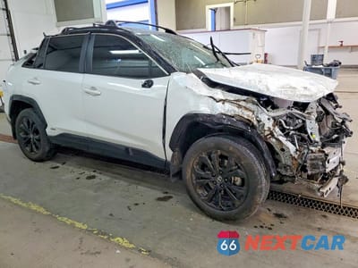 Czwarte zdjęcie samochodu z boku: 2024 TOYOTA RAV4 HYBRID XSE VIN:4T3E6RFV6RU154071 - miniatura