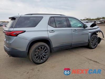 Trzecie zdjęcie samochodu z tyłu: 2023 CHEVROLET TRAVERSE RS VIN:1GNEVJKW4PJ196602 - miniatura