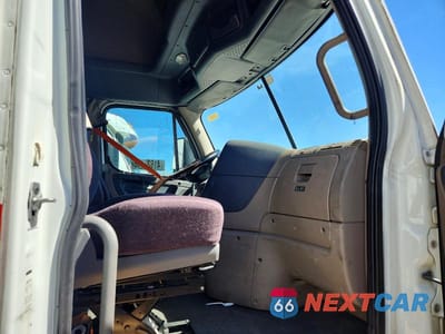 Piąte zdjęcie samochodu w środku: 2018 FREIGHTLINER CASCADIA 125 SEMI TRUCK VIN:3AKJGLDR2JDJU7223 - miniatura