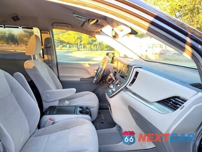 Piąte zdjęcie samochodu w środku: 2020 TOYOTA SIENNA LE VIN:5TDKZ3DC1LS043848 - miniatura