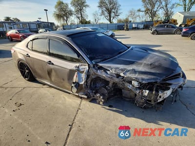 Czwarte zdjęcie samochodu z boku: 2018 TOYOTA CAMRY XLE V6 VIN:4T1BZ1HK7JU004207 - miniatura