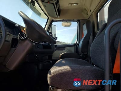 Piąte zdjęcie samochodu w środku: 2017 VOLVO VNL SEMI TRUCK VIN:4V4N39TG7HN987967 - miniatura