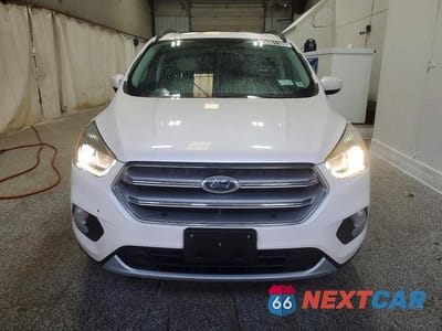 Piąte zdjęcie samochodu w środku: 2017 FORD ESCAPE SE VIN:1FMCU9GD5HUF00850 - miniatura