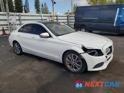 Czwarte zdjęcie samochodu z boku: 2017 MERCEDES-BENZ C 300 VIN:55SWF4JB0HU196131 - miniatura